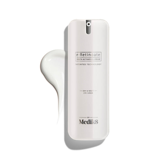 Eine weiße Pumpflasche mit r-Retinoate Day & Night Eye Serum und einem Tropfen Produkt daneben.-16
