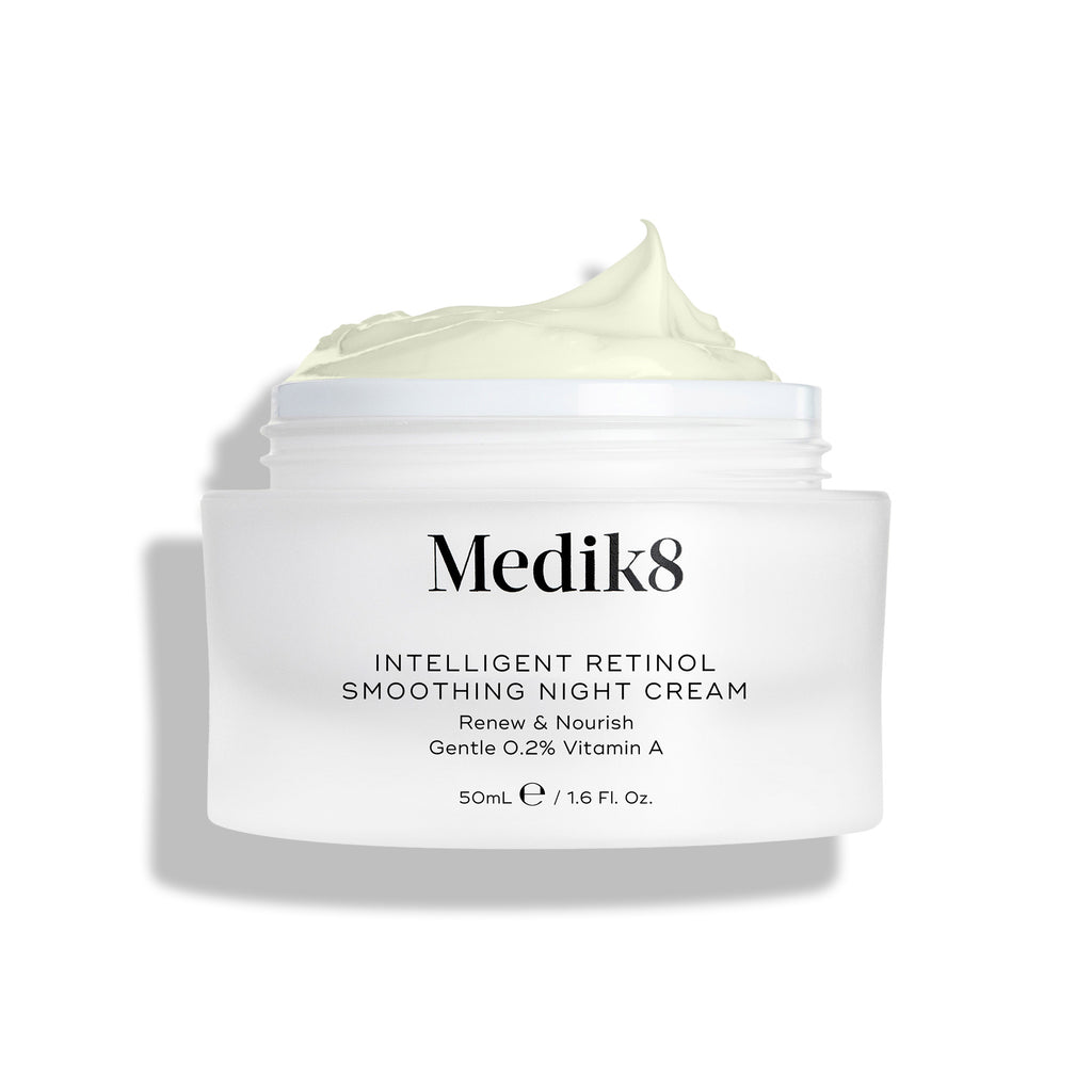 Eine Aufnahme des geöffneten Tiegels der Intelligent Retinol Smoothing Night Cream, auf dem die Creme auf weißem Hintergrund zu sehen ist.