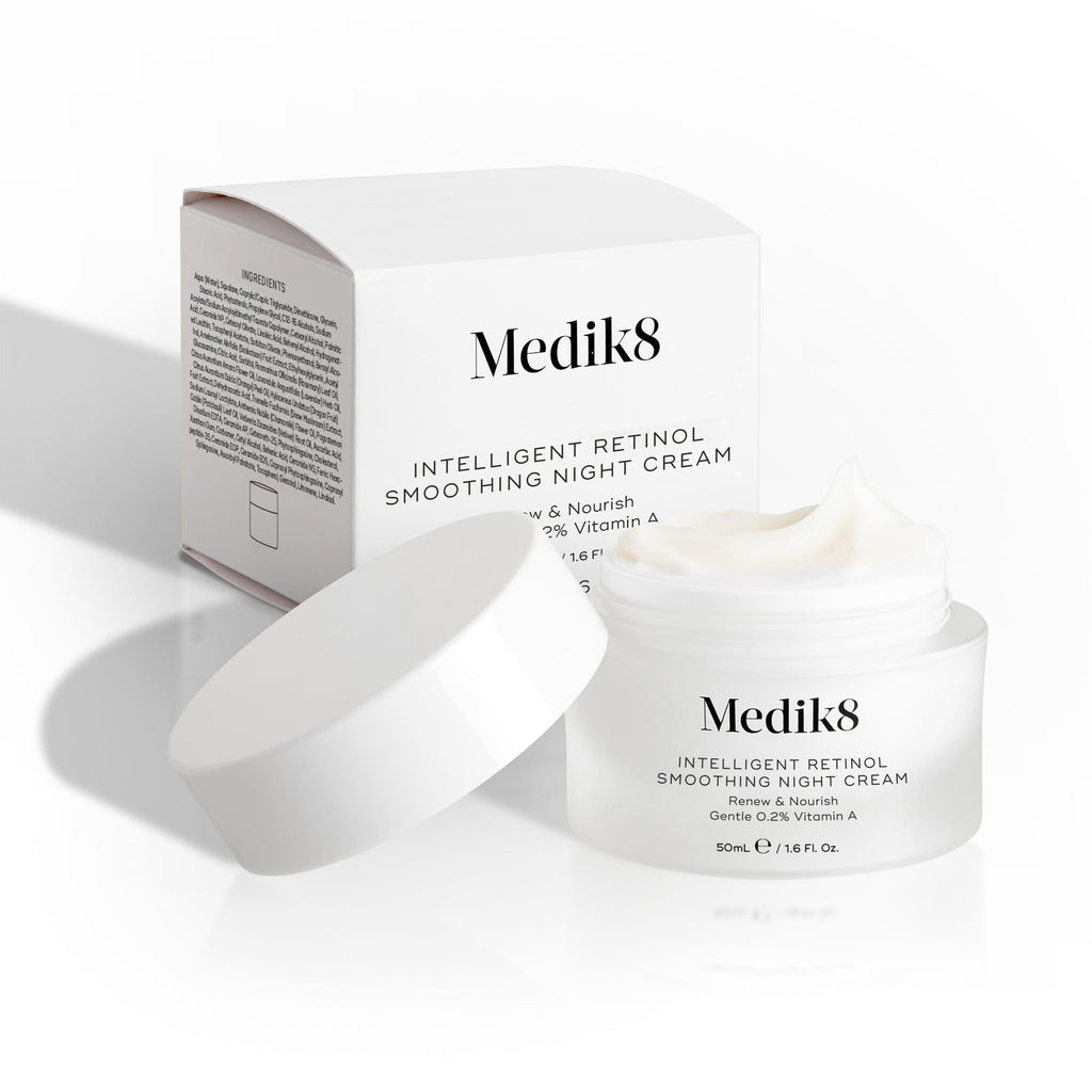 Eine Aufnahme des Tiegels der Intelligent Retinol Smoothing Night Cream mit seinem Karton