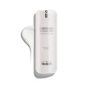 Eine weiße Pumpflasche mit r-Retinoate Day & Night Eye Serum und einem Tropfen Produkt daneben.