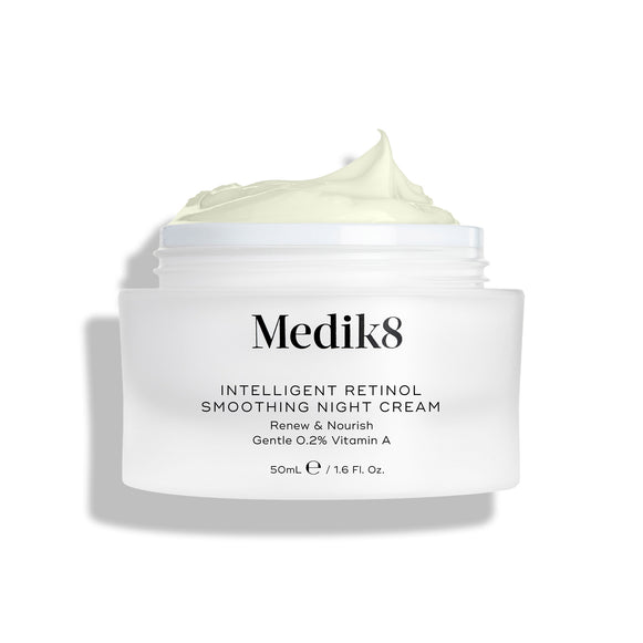 Eine Aufnahme des geöffneten Tiegels der Intelligent Retinol Smoothing Night Cream, auf dem die Creme auf weißem Hintergrund zu sehen ist.-25