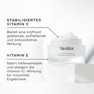 Medik8 C-Tetra Cream Tiegel geöffnet auf einem weißen Steinblock vor einem klaren weißen Hintergrund präsentiert. Das Bild zeigt zwei Hauptinhaltsstoffe und ihre Vorteile:

STABILISIERTES VITAMIN C: Sorgt für kraftvolle glättende, aufhellende und antioxidative Vorteile.

VITAMIN E: Nährt intensiv und verstärkt die Wirkung von Vitamin C für maximale Ergebnisse.