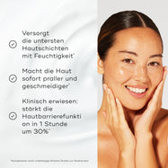 Eine lächelnde Frau berührt ihr Gesicht. Drei Punkte erläutern die Produktvorteile: „Versorgt die untersten Hautschichten mit Feuchtigkeit*“, „Macht die Haut sofort praller und geschmeidiger*“ und „Klinisch erwiesen: Stärkt die Hautbarrierefunktion innerhalb von 1 Stunde um 30 %*.“