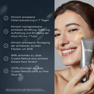 Eine Frau mit strahlender, klarer Haut lächelt hell, während sie eine kleine Menge Medik8 Crystal Retinal aus einer silbernen Tube sanft auf ihre Wange aufträgt. Das Produkt hat einen hellgelben Farbton. Deutsche Aufzählungspunkte links beschreiben die Produktvorteile.