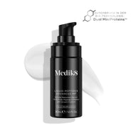 Abgebildet ist eine schwarze Flasche Liquid Peptides Advanced MP Serum mit Pumpspender, dahinter ein Wirbel aus weißem Serum.
