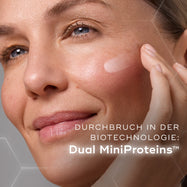 Eine Frau trägt Liquid Peptides Advanced MP auf ihre Wange auf. Text überlagert das Bild und hebt „BAHNBRECHENDE BIOTECHNOLOGIE: Dual MiniProteins™“ hervor.
