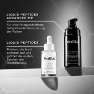 Vergleich zwischen „LIQUID PEPTIDES ADVANCED MP“ (in einer schwarzen Flasche mit Pumpe) zur fortgeschrittenen Reduzierung tiefer Falten und „LIQUID PEPTIDES“ (in einer weißen Tropfflasche) zum sichtbaren Aufpolstern und Glätten erster Zeichen der Hautalterung.