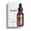 Eine 30-ml-Bernsteinflasche des Medik8 C-Tetra Luxe „Lipid Vitamin C Enhanced Radiance Serum“ neben der weiß-schwarzen Umkarton-Verpackung.