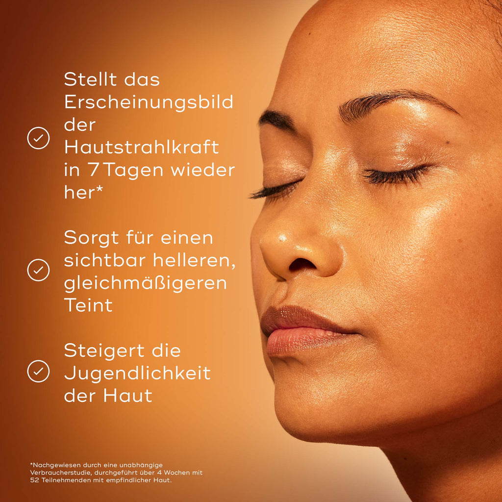 Nahaufnahme einer Person mit strahlender, mit Feuchtigkeit versorgter Haut. Der Text hebt die Vorteile hervor: stellt die Hautstrahlkraft in 7 Tagen wieder her, sorgt für einen sichtbar helleren, gleichmäßigeren Teint und steigert die Jugendlichkeit der Haut.