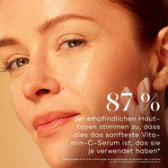 Nahaufnahme des Gesichts einer Person mit Fokus auf eine glatte Hautstruktur. Ein großer Text besagt, dass 87 % der empfindlichen Hauttypen zustimmen, dass dies das sanfteste Vitamin-C-Serum ist, das sie je verwendet haben.