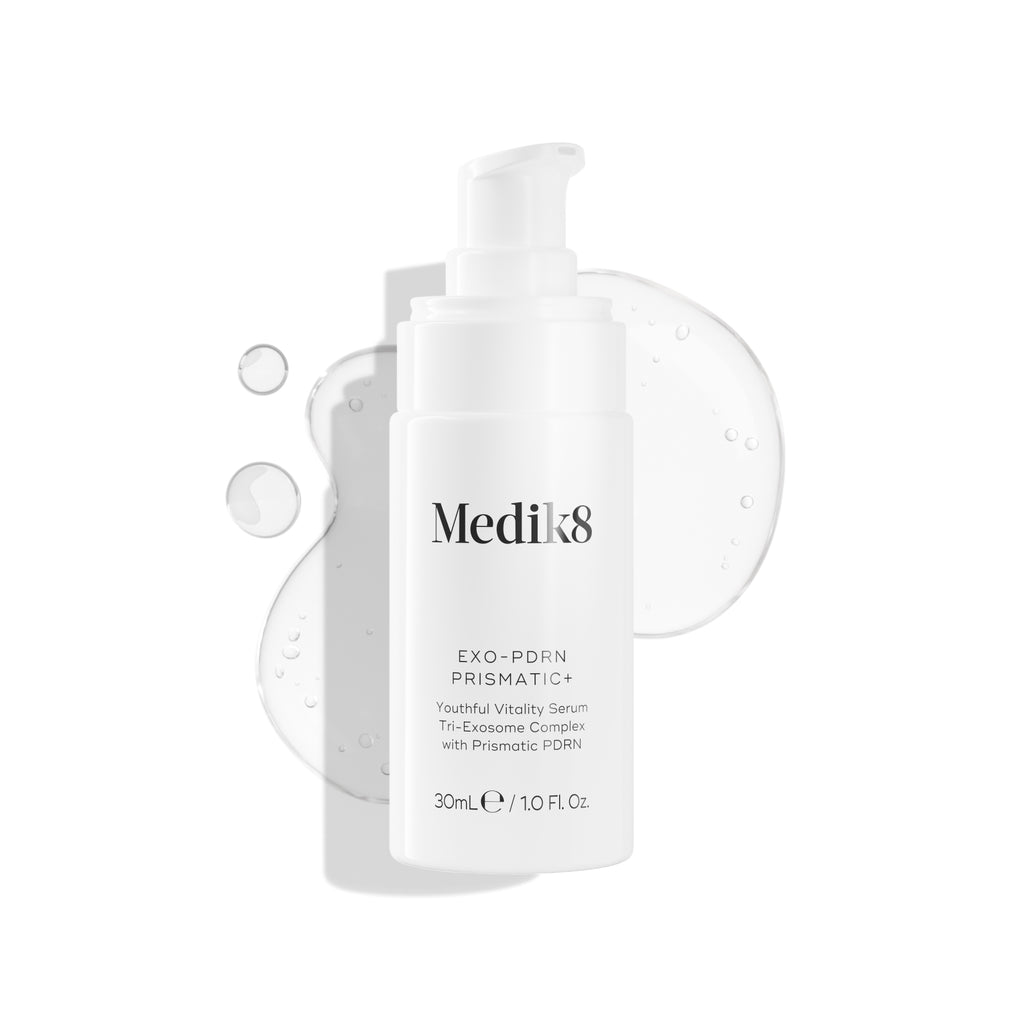 Medik8 Exo-PDRN Prismatic+ Youthful Vitality Serum-Pumpflasche neben einer klaren Serum-Textur auf einem weichen, irisierenden Hintergrund dargestellt.