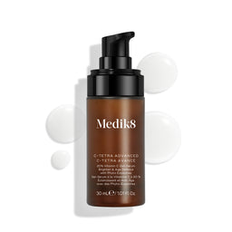 Medik8 C-Tetra Advanced-Flasche auf sauberem weißem Hintergrund mit transparenten Serumtröpfchen, die ihre leichte Gel-Serum-Textur hervorheben.