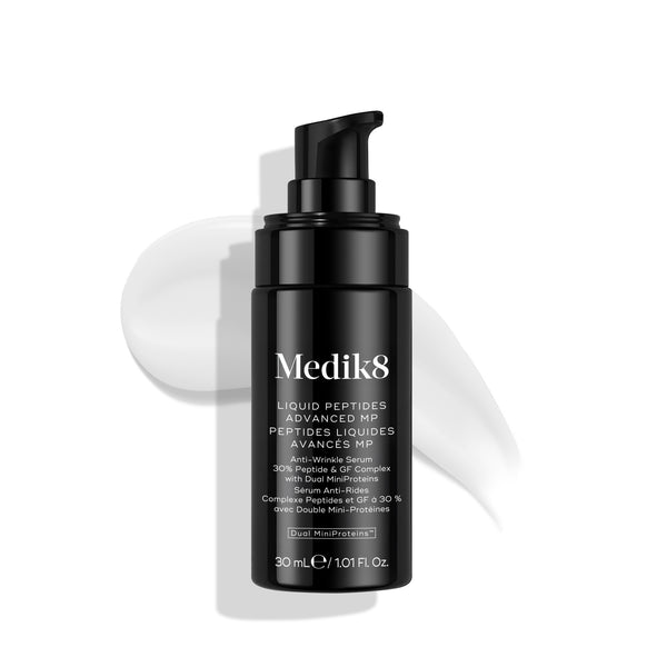 Abgebildet ist eine schwarze Flasche Liquid Peptides Advanced MP Serum mit Pumpspender, dahinter ein Wirbel aus weißem Serum.