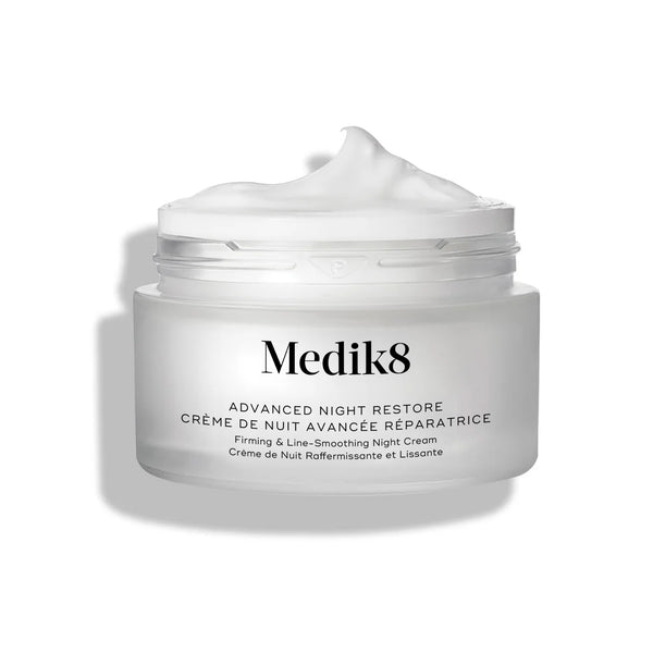 Ein Tiegel mit der „Medik8 Advanced Night Restore“-Creme, auf dessen Oberfläche sich ein Klecks weißer Creme befindet, vor einem reinen weißen Hintergrund mit einem sanften Schatten.