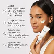 Ein Modell hält das Medik8 Advanced Day Total Protect Tube neben einer Liste von Vorteilen mit Häkchen-Symbolen. Der Text hebt hervor, dass es einen starken SPF 30 Schutz gegen UVA- und UVB-Strahlen bietet, sichtbare Anzeichen der Hautalterung verhindert, eine unsichtbare glättende Basis für Make-up schafft und den Teint tiefgehend hydratisiert