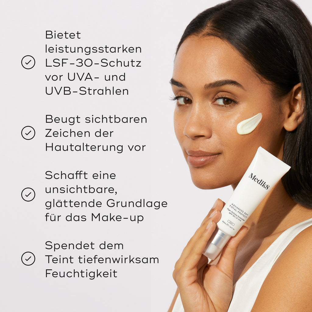 Ein Modell hält das Medik8 Advanced Day Total Protect Tube neben einer Liste von Vorteilen mit Häkchen-Symbolen. Der Text hebt hervor, dass es einen starken SPF 30 Schutz gegen UVA- und UVB-Strahlen bietet, sichtbare Anzeichen der Hautalterung verhindert, eine unsichtbare glättende Basis für Make-up schafft und den Teint tiefgehend hydratisiert