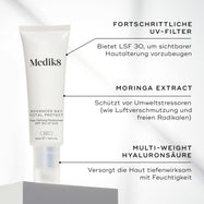 Medik8 Advanced Day Total Protect Tube steht auf einem weißen Block vor sauberem grauem Hintergrund. Der Text hebt die Schlüsselwirkstoffe hervor: Fortschrittliche UV-Filter für SPF 30 Schutz und zur Vorbeugung sichtbarer Hautalterung, Moringa-Extrakt zum Schutz vor Umweltbelastungen wie Luftverschmutzung und freien Radikalen sowie Multi-Weight-Hyaluronsäure zur intensiven Hydratisierung der Haut.