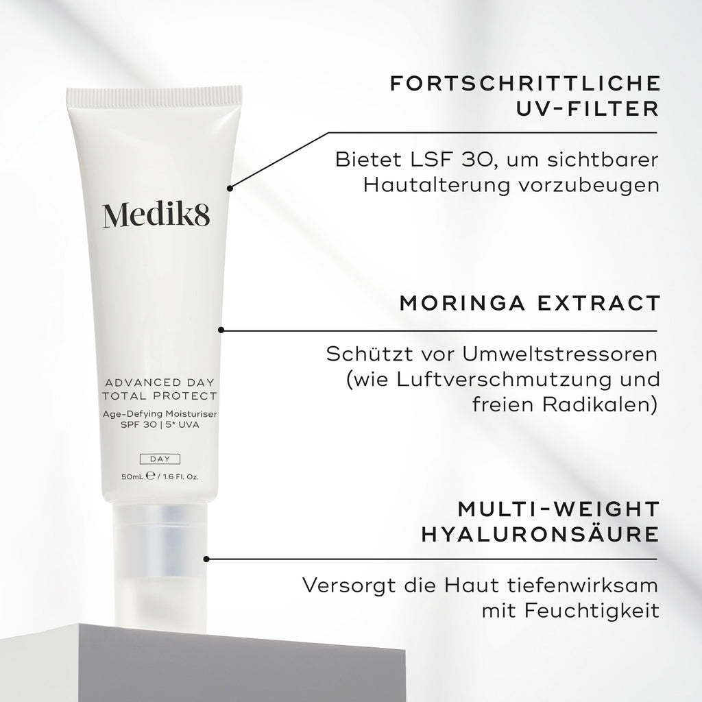 Medik8 Advanced Day Total Protect Tube steht auf einem weißen Block vor sauberem grauem Hintergrund. Der Text hebt die Schlüsselwirkstoffe hervor: Fortschrittliche UV-Filter für SPF 30 Schutz und zur Vorbeugung sichtbarer Hautalterung, Moringa-Extrakt zum Schutz vor Umweltbelastungen wie Luftverschmutzung und freien Radikalen sowie Multi-Weight-Hyaluronsäure zur intensiven Hydratisierung der Haut.