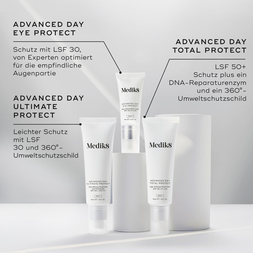 Vergleich der Medik8 Advanced Day Eye Protect, Advanced Day Ultimate Protect und Advanced Day Total Protect Tuben auf weißen zylindrischen Podesten vor grauem Hintergrund. Text für Advanced Day Eye Protect weist auf SPF 30 Schutz optimiert für die empfindliche Augenpartie hin. Text für Advanced Day Ultimate Protect hebt SPF 50+ Schutz, ein DNA-Reparaturenzym und einen 360° Umweltschutz hervor. Text für Advanced Day Total Protect beschreibt es als leichten SPF 30 Schutz mit 360° Umweltschutz.