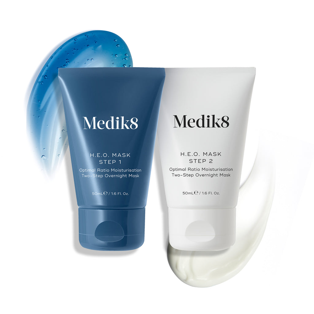 Die beiden Tuben der Medik8 H.E.O.-Maske werden angezeigt: eine blaue Tube für Schritt 1 mit einem blauen Gelmuster und eine weiße Tube für Schritt 2 mit einem weißen Crememuster.